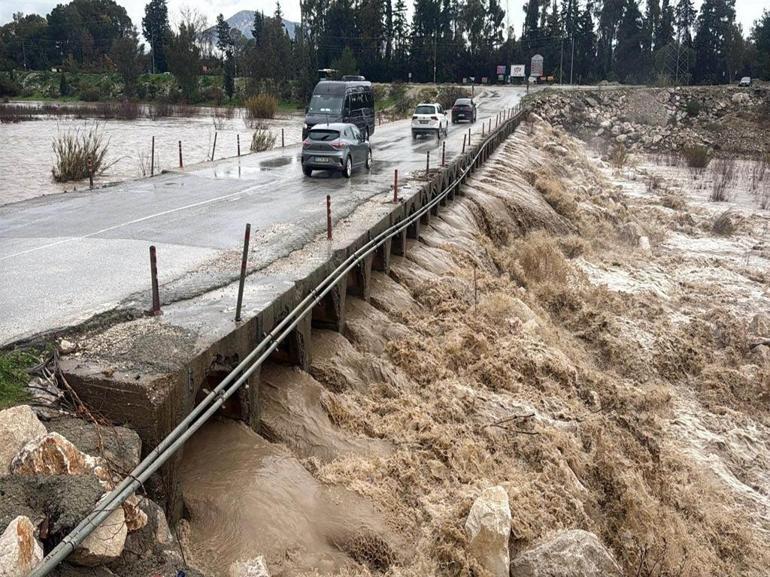 Antalyayı sağanak vurdu; 7 ilçede okullar tatil edildi