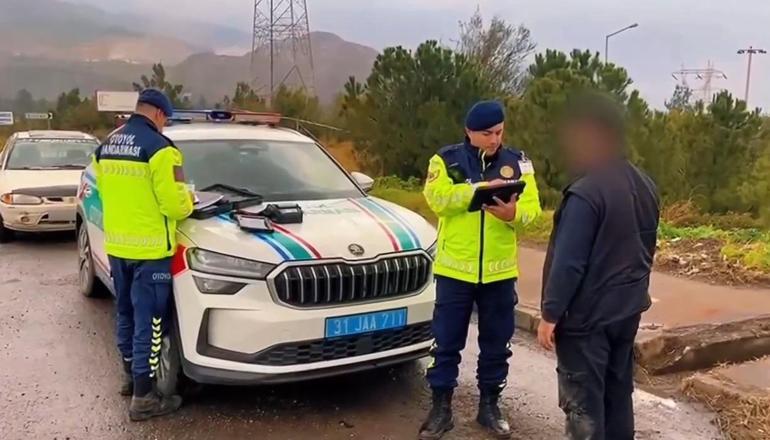 Otoyolda uygulama yapan polisleri görünce otomobili ile geri manevra yapıp, kaçtı