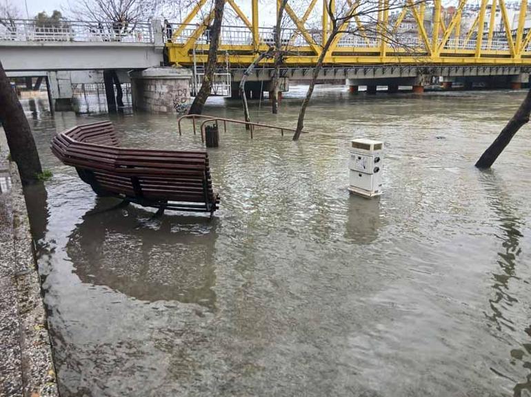 Antalyayı sağanak vurdu; 7 ilçede okullar tatil edildi