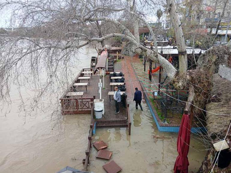 Antalyayı sağanak vurdu; 7 ilçede okullar tatil edildi