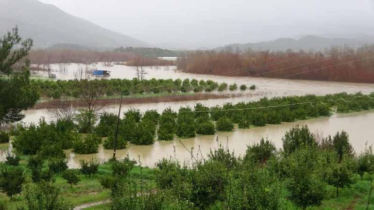 Antalyayı sağanak vurdu; 7 ilçede okullar tatil edildi