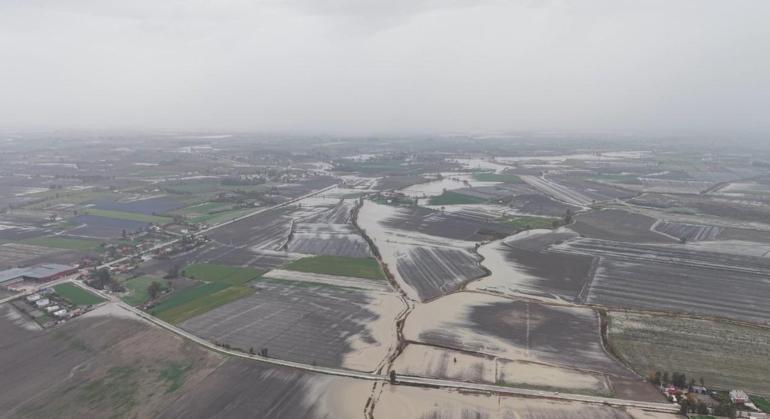 Osmaniyede sağanak nedeniyle dereler taştı, tarım arazilerini su bastı