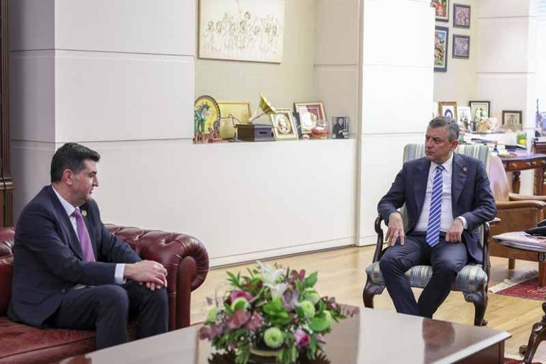 Özgür Özel, şehit ve gazi derneklerinin temsilcileriyle bir araya geldi