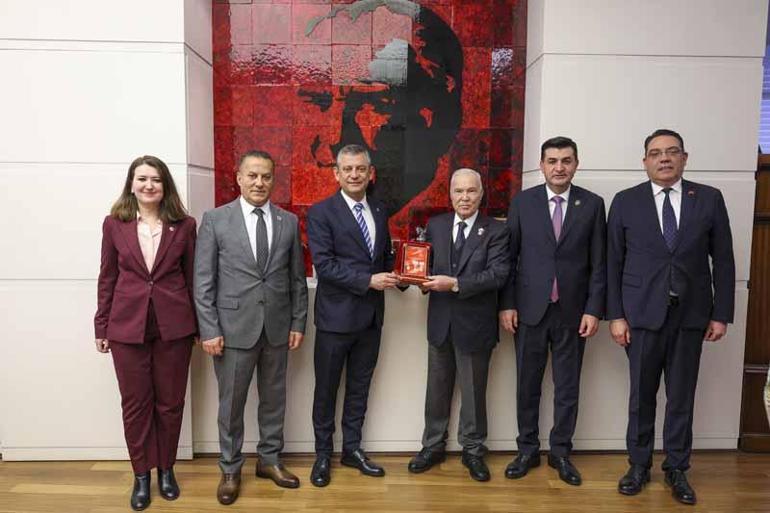 Özgür Özel, şehit ve gazi derneklerinin temsilcileriyle bir araya geldi