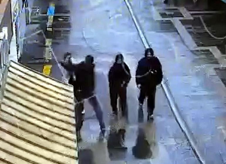 Birini bıçaklamam lazım diyerek evden çıkıp 16 yaşındaki kız çocuğunu bıçaklamıştı; o anların görüntüleri ortaya çıktı