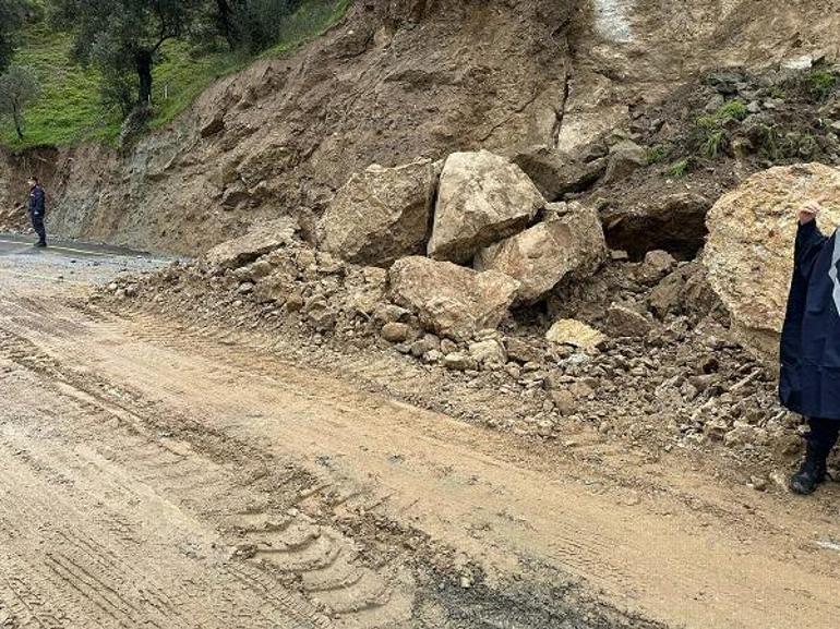 Dağdan kopan kayalar, kara yolunu kapadı
