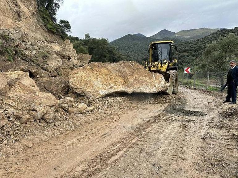Dağdan kopan kayalar, kara yolunu kapadı