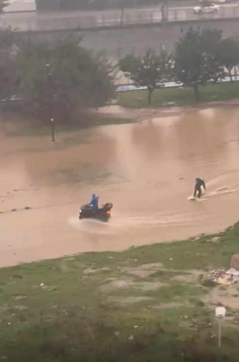 Adana’da su dolan caddede sörf yaptı
