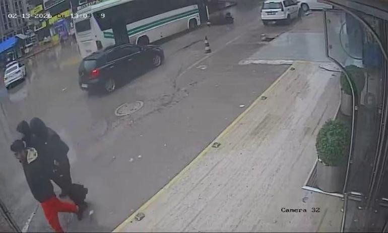 Devrilen motosikletin sürücüsü, otobüsün altında kalmaktan son anda kurtuldu; o anlar kamerada