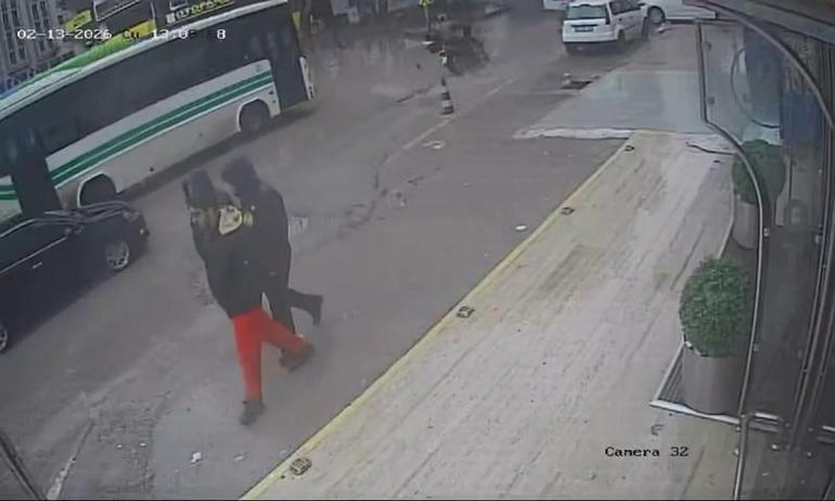 Devrilen motosikletin sürücüsü, otobüsün altında kalmaktan son anda kurtuldu; o anlar kamerada