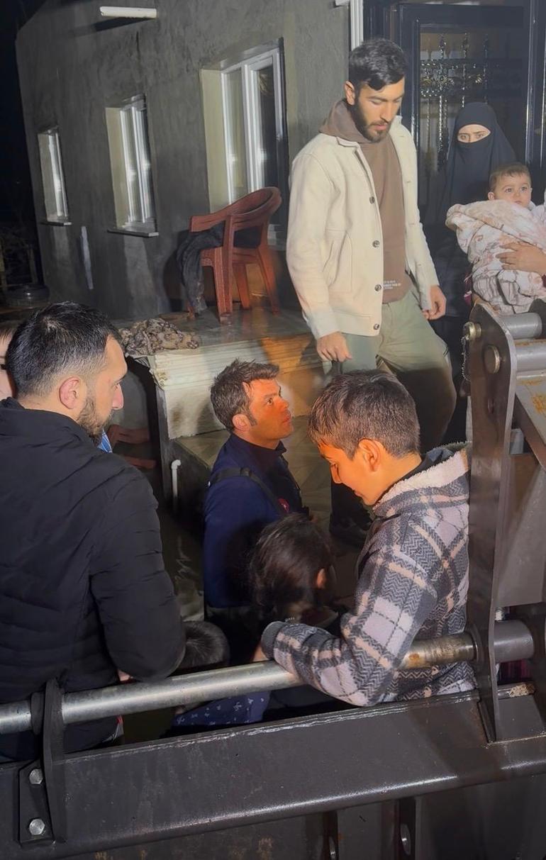 Manisa’da selde mahsur kalan 11 kişilik aile kurtarıldı