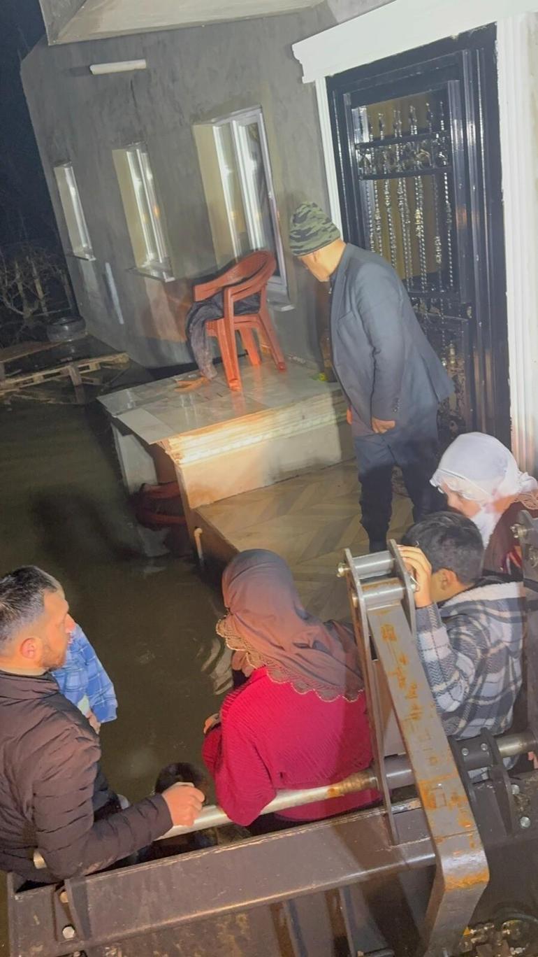 Manisa’da selde mahsur kalan 11 kişilik aile kurtarıldı