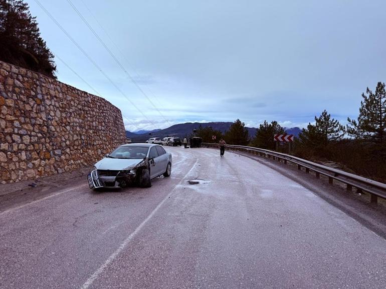 Otomobil ile hafif ticari araç çarpıştı; 2 yaralı