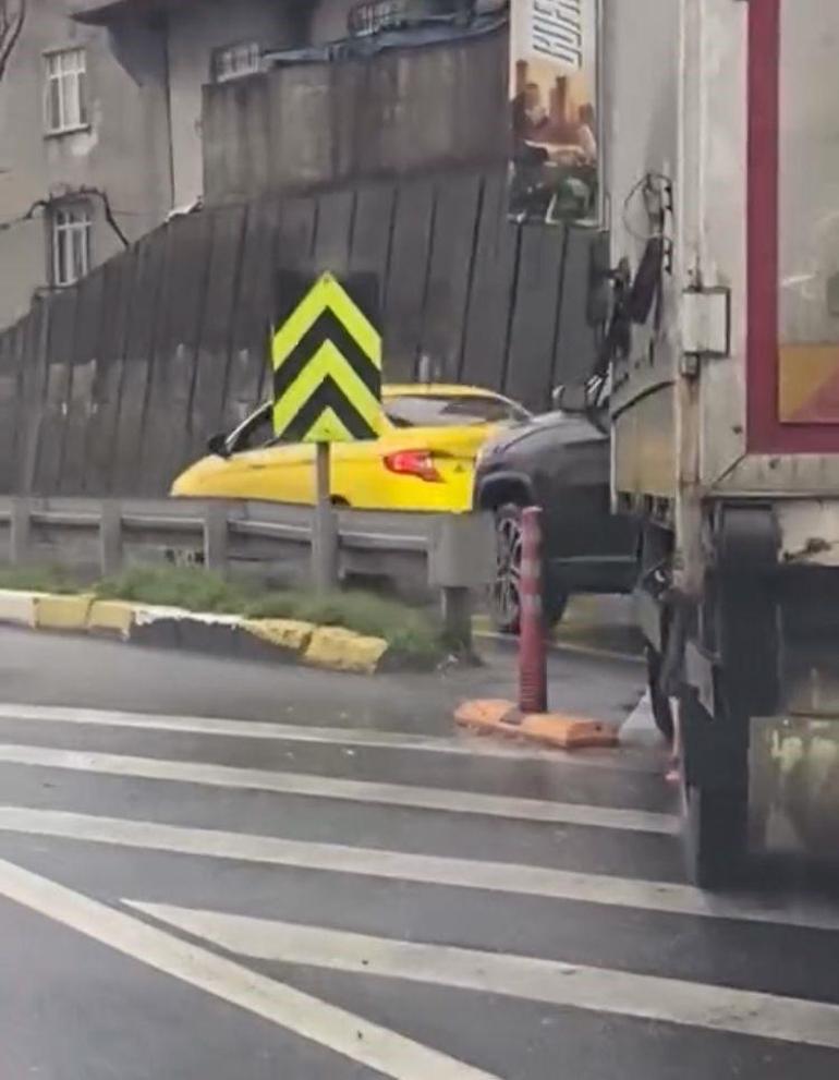 Küçükçekmece’de trafikte kaynak tartışması: Otomobil sürücüsü kamyoneti yumrukladı