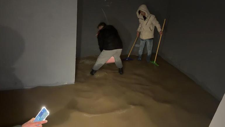 Malatyada sağanak; iş yerlerini su bastı, taziye çadırı uçtu