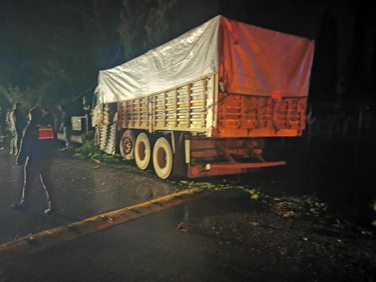 Bursada kamyon ile minibüs çarpıştı: 2 yaralı