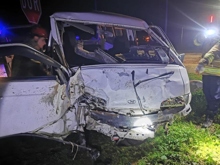 Bursada kamyon ile minibüs çarpıştı: 2 yaralı