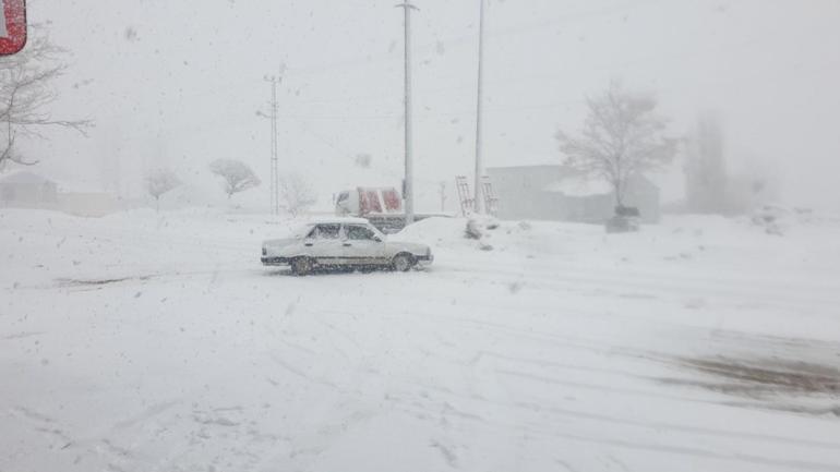 Van’da kardan 43 yerleşim yeri ulaşıma kapandı