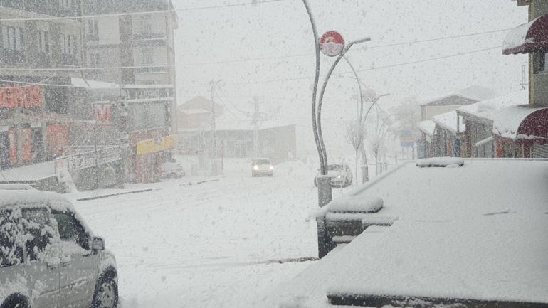Van’da kardan 43 yerleşim yeri ulaşıma kapandı