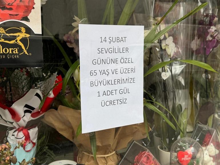 Ordulu çiçekçi, 14 Şubat’ta 65 yaş üstüne hem ücretsiz gül veriyor hem kemençe çalıyor