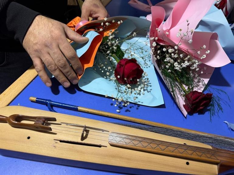 Ordulu çiçekçi, 14 Şubat’ta 65 yaş üstüne hem ücretsiz gül veriyor hem kemençe çalıyor