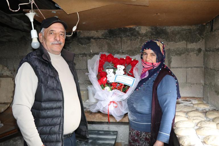 Yarım asırlık eşe tandırda ekmek pişirirken Sevgililer Günü sürprizi