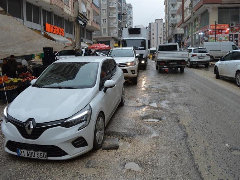 Mardin’de tarihi ilçedeki çukurlu yollar için sürücülerden suç duyurusu