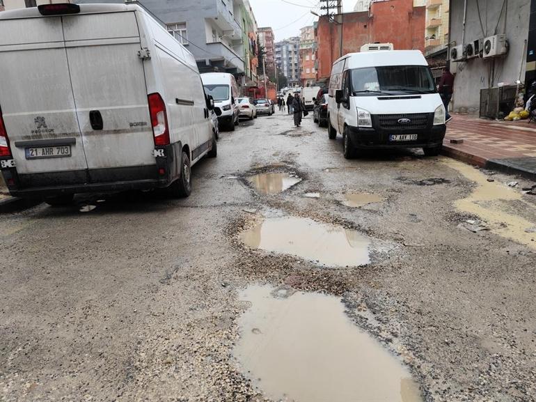 Mardin’de tarihi ilçedeki çukurlu yollar için sürücülerden suç duyurusu