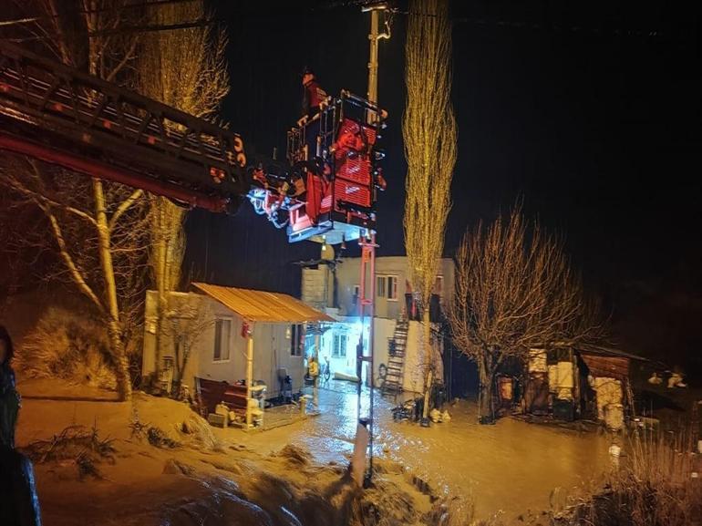 Adıyamanda sağanak, sele neden oldu