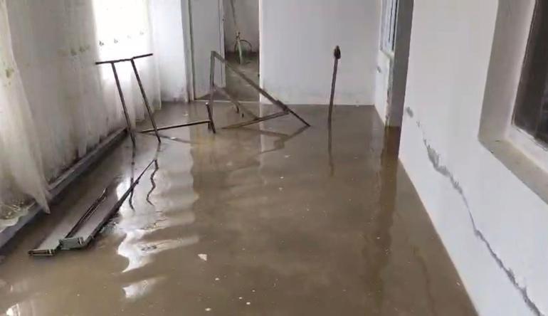 Muş’ta sağanak nedeniyle ev ve ahırları su bastı