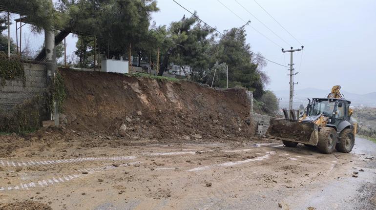 Gaziantep’te sağanak nedeniyle mezarlığın istinat duvarı çöktü