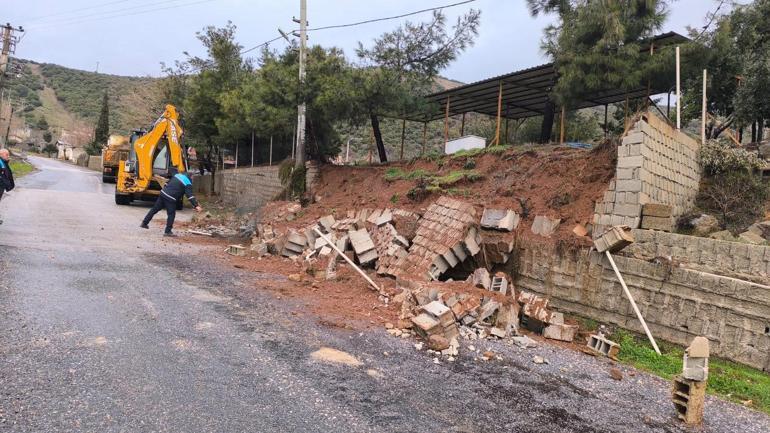 Gaziantep’te sağanak nedeniyle mezarlığın istinat duvarı çöktü