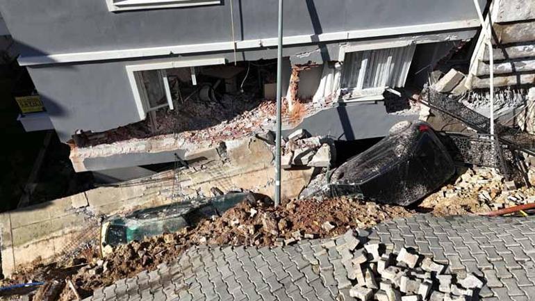 İzmir’de toprak kayması; 2 bina ve 7 araç zarar gördü