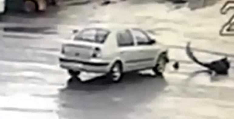 Motosikletle otomobilin çarpıştığı kaza kamerada; 1 yaralı