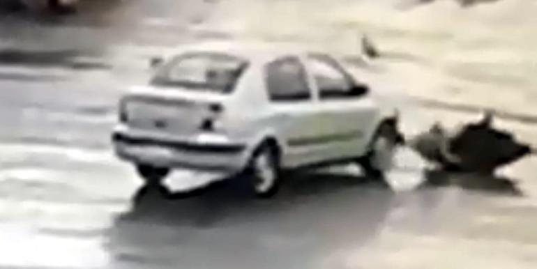 Motosikletle otomobilin çarpıştığı kaza kamerada; 1 yaralı