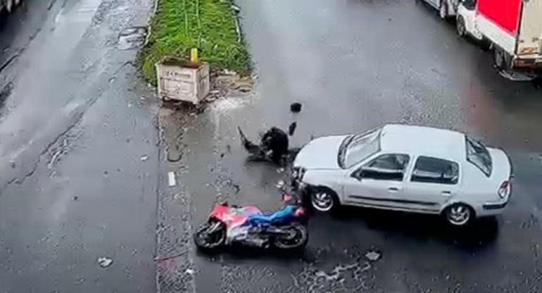 Motosikletle otomobilin çarpıştığı kaza kamerada; 1 yaralı