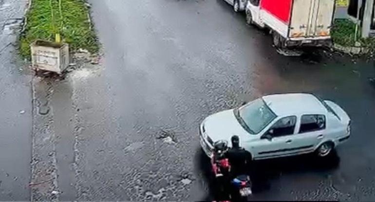 Motosikletle otomobilin çarpıştığı kaza kamerada; 1 yaralı