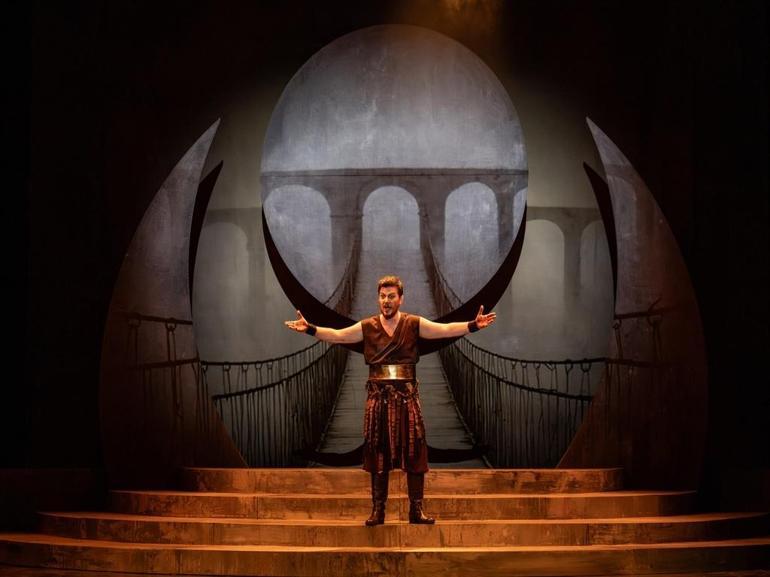 Çağdaş operanın iki yeni eseri Tehlikeli Oyun ve Deli Dumrulun dünya prömiyeri yapıldı