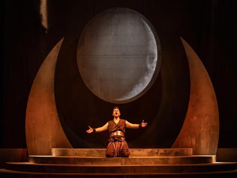 Çağdaş operanın iki yeni eseri Tehlikeli Oyun ve Deli Dumrulun dünya prömiyeri yapıldı