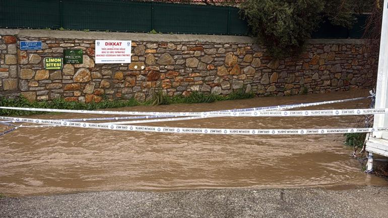 Muğlada göle dönen yolda kano ile ilerledi