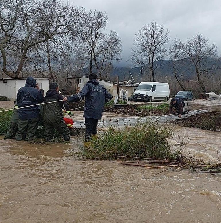Muğlada göle dönen yolda kano ile ilerledi