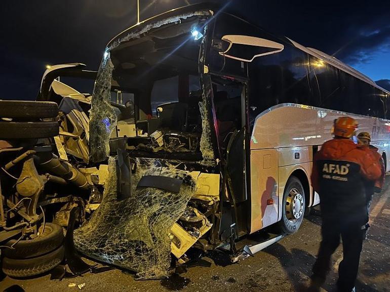 Kayseri’de yolcu otobüsü ile kamyonet çarpıştı: 5 yaralı