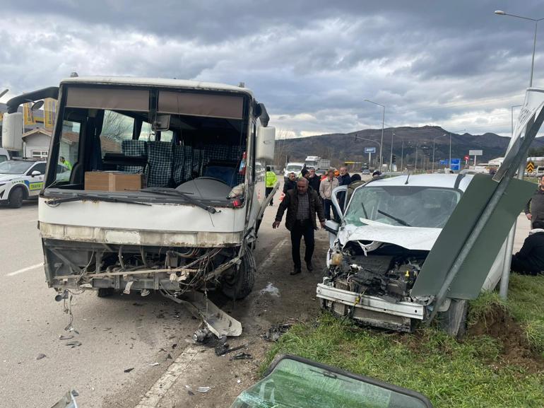 Hafif ticari araç ile midibüs çarpıştı: 6 yaralı