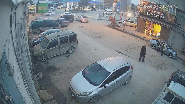 Malatyada birlikte yaşadığı kadını sokak ortasında silahla tehdit etti; o analar kamerada