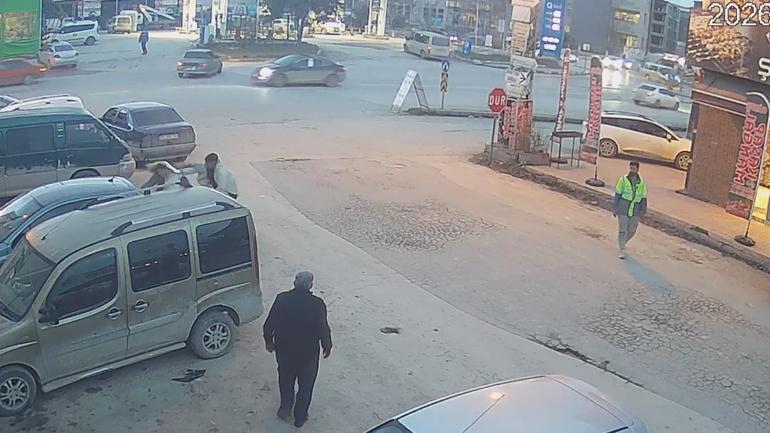 Malatyada birlikte yaşadığı kadını sokak ortasında silahla tehdit etti; o analar kamerada