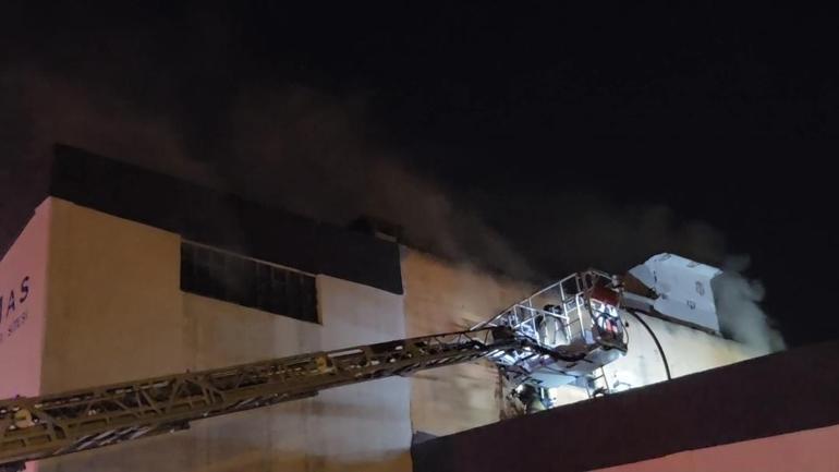 Sultangazide 2 katlı mobilya mağazasında yangın