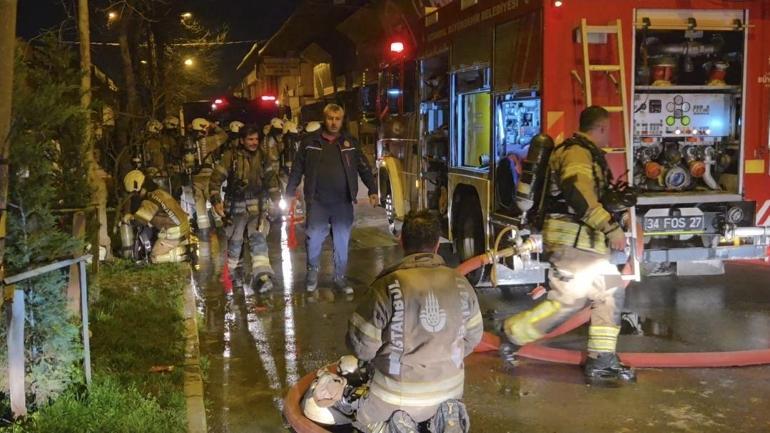 Sultangazide 2 katlı mobilya mağazasında yangın