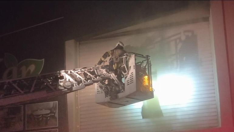 Sultangazide 2 katlı mobilya mağazasında yangın