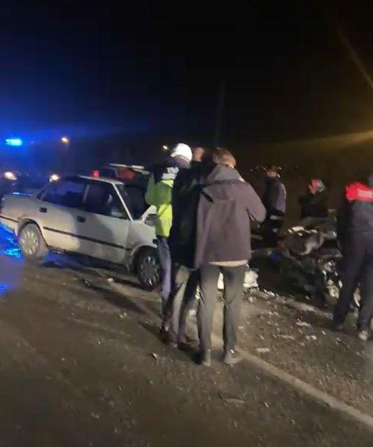 Osmaniyede iki otomobil kafa kafaya çarpıştı; 4 yaralı