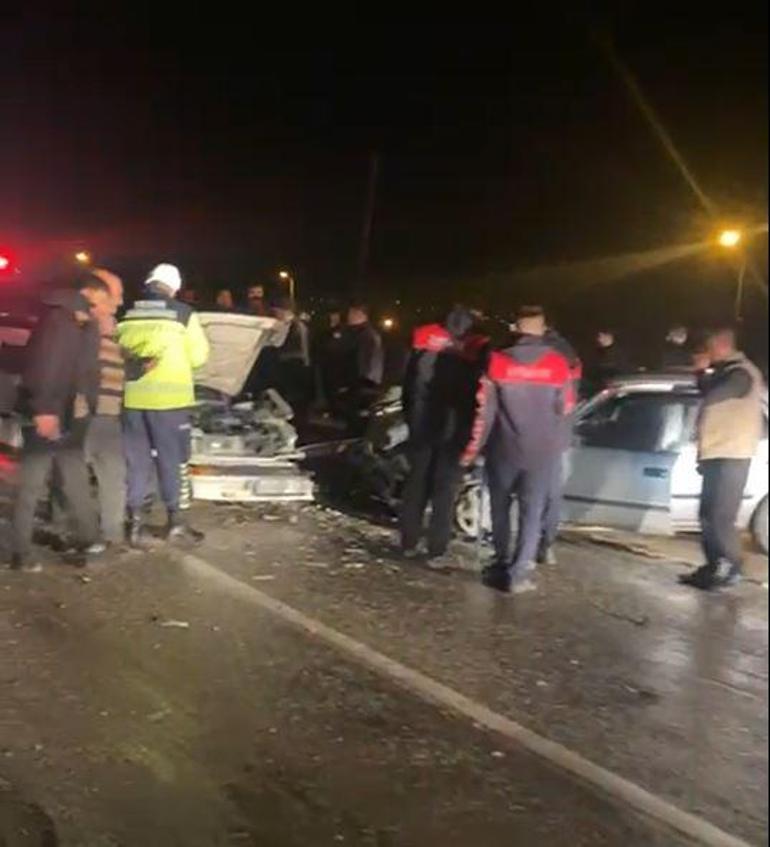 Osmaniyede iki otomobil kafa kafaya çarpıştı; 4 yaralı